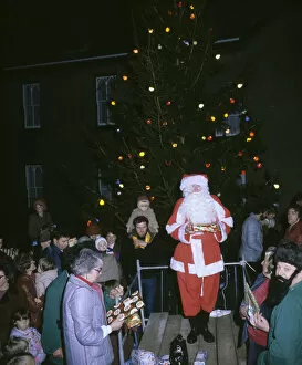 Plank Gallery: Father Christmas with tree and presents