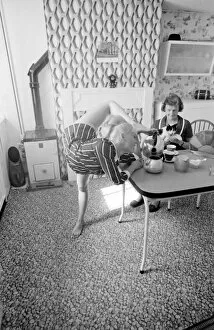 Saucer Gallery: Female contortionist Diana Gaye making tea