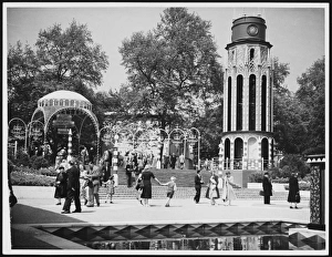 <b class=qtipBold><figcaption>Festival Parade Steps</figcaption></b><br>Visitors around the steps to The Parade at the Festival Pleasure Gardens, Battersea, part of the Festival of Britain celebrations.<br><em>© Mary Evans Picture Library/GERALD WILSON</em> Festival Parade Steps