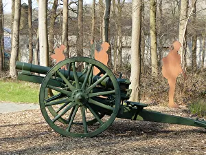 Field gun and soldier statues, Plugstreet Experience Field gun and soldier statues, Plugstreet Experience