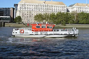 <b class=qtipBold><figcaption>Fireboat Fire-Dart, River Thames</figcaption></b><br>Fireboat Fire-Dart on the River Thames.<br><em>© London Fire Brigade / Mary Evans Picture Library</em> Fireboat Fire-Dart, River Thames