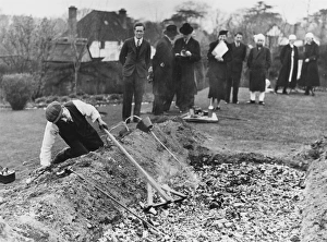 <b class=qtipBold><figcaption>Firewalking/Trench</figcaption></b><br>Preparing the trench at Carshalton across which AHMED HUSSEIN and three volunteers, Adcock, Bold and Russell, subsequently walked<br><em>© Mary Evans Picture Library 2015 - https://copyrighthub.org/s0/hub1/creation/maryevans/MaryEvansPictureID/10021825</em> Firewalking/Trench
