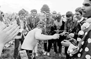 Clapping Gallery: Flower Power and Hippies at Woburn Park