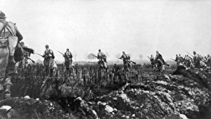 <b class=qtipBold><figcaption>French Front 1915</figcaption></b><br>French soldiers making a charge on the battlefield on the French Front in France during World War I in 1915<br><em>© Mary Evans/Robert Hunt Collection</em> French Front 1915