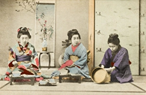 <b class=qtipBold><figcaption>Three Geisha Girls eating a meal</figcaption></b><br>Three Geisha Girls eating a meal. The firl on the right is serving rice<br><em>© Mary Evans / Grenville Collins Postcard Collection</em> Three Geisha Girls eating a meal