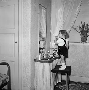 Images Dated 15th April 2010: Girl doing makeup