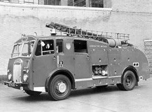Images Dated 31st May 1965: GLC-LFB - Dual purpose pump fire engine
