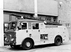 Images Dated 31st May 1965: GLC-LFB - Dual purpose pump fire engine