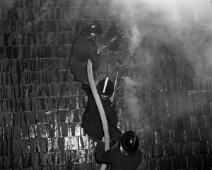 Images Dated 31st May 1965: GLC-LFB - Fire at the Grocers Hall, City of London