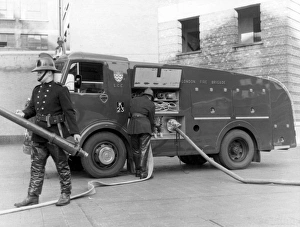 Images Dated 31st May 1965: GLC-LFB - Foam Tender and crew at Battersea