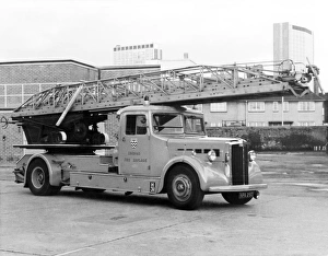 Images Dated 31st May 1965: GLC-LFB - Turntable Ladder at Croydon