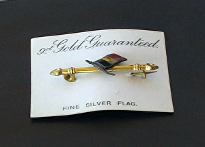 Images Dated 27th March 2011: Gold brooch - enamelled silver flag of Belgium