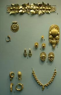 Earrings Gallery: Gold etruscan jewelry. 400-350 BC