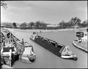 Passing Gallery: Grand Union Canal