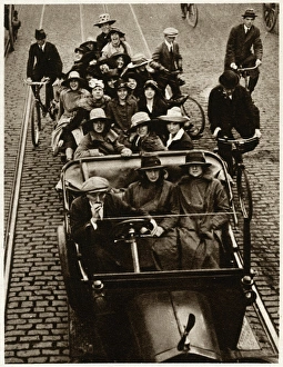 Commuters Gallery: Great railway strike, crownded car 1919