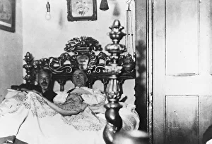 <b class=qtipBold><figcaption>Harry Price and Joad</figcaption></b><br>Psychical researcher and author, investigating an allegedly haunted 16th century bed in Chiswick, with professor Joad, 15 September 1932<br><em>© Mary Evans Picture Library 2015 - https://copyrighthub.org/s0/hub1/creation/maryevans/MaryEvansPictureID/10081933</em> Harry Price and Joad