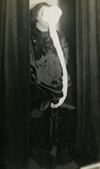 Curtain Gallery: Helen Duncan showing ectoplasm