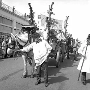 Related Images Collection: Horse-drawn float in carnival, Eastbourne, Sussex