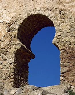 Horseshoe arch of the gateway to the castle of Clavijo. La R Horseshoe arch of the gateway to the castle of Clavijo. La R