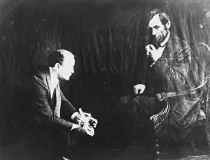 <b class=qtipBold><figcaption>Houdini Fake Photo</figcaption></b><br>Houdini's amazingly unconvincing photograph of himself with Abraham Lincoln.<br><em>© Mary Evans Picture Library 2015 - https://copyrighthub.org/s0/hub1/creation/maryevans/MaryEvansPictureID/10197263</em> Houdini Fake Photo