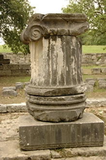 <b class=qtipBold><figcaption>Ionic column</figcaption></b><br>Greek Art. Ionic column. Olympia. Greece.<br><em>© Thaliastock / Mary Evans</em> Ionic column
