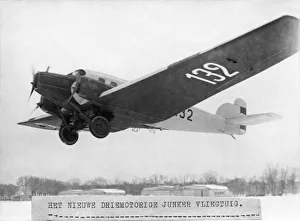 <b class=qtipBold><figcaption>Junkers G-23 Trimotor Landing</figcaption></b><br>Junkers G-23 Trimotor Landing Date: ????/18<br><em>© aviation-images.com / Mary Evans Picture Library</em> Junkers G-23 Trimotor Landing