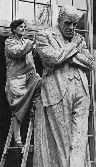 Kathleen Scott sculpting statue of Edwin Montagu Kathleen Scott sculpting statue of Edwin Montagu
