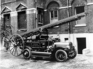 London Fire Brigade Museum Gallery: LCC-LFB Motorised pump escape at Southwark HQ