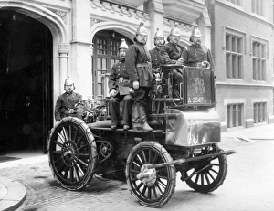 London Fire Brigade Museum Gallery: LCC-LFB Whitefriars fire station with Fire King pump
