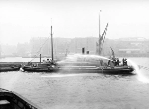 London Fire Brigade Museum Gallery: LCC-MFB Fire float and tug at drills