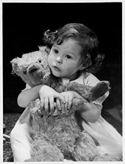<b class=qtipBold><figcaption>Little Girl & Teddy</figcaption></b><br>A young girl hugs her teddy bear<br><em>© Mary Evans Picture Library</em> Little Girl & Teddy