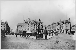 <b class=qtipBold><figcaption>London/Piccadilly Circus</figcaption></b><br>A man waits for his female companion to visit the public lavatory.<br><em>© Mary Evans Picture Library</em> London/Piccadilly Circus