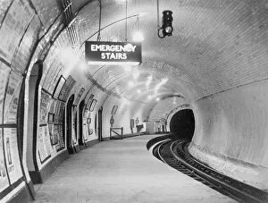 Tunnels Gallery: A London Underground platform at Bank station