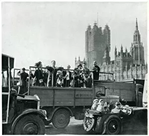 Commuters Gallery: Londoners travelling to work amid wartime delays 1939