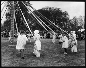 <b class=qtipBold><figcaption>Maypole Dancing, Ickwell</figcaption></b><br>The children of Ickwell, Bedfordshire continue the English tradition of Maypole dancing on the village green as part of their May Day festivities.<br><em>© Mary Evans Picture Library 2015 - https://copyrighthub.org/s0/hub1/creation/maryevans/MaryEvansPictureID/10088771</em> Maypole Dancing, Ickwell