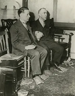 Investigation Gallery: The method of linking up hands and feet of sitting mediums