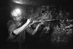 <b class=qtipBold><figcaption>Miner Using Drill/1956</figcaption></b><br>Miner using an hydraulic drill at the coal-face, at Cape Bank Hall Pit, Burnley, in Lancashire<br><em>© Mary Evans Picture Library/HENRY GRANT</em> Miner Using Drill/1956