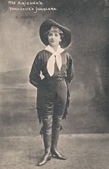 <b class=qtipBold><figcaption>Miss Arizona tomahawk juggler</figcaption></b><br>Miss Arizona of the music hall act The 3 Arizonas, tomahawk jugglers. Also juggled knives and flaming torches. Wearing Wild West costume with fringed trousers, knotted scarf, high leather boots and stetson hat. Date: circa 1920<br><em>© MonoMania Images / Mary Evans Picture Library</em> Miss Arizona tomahawk juggler