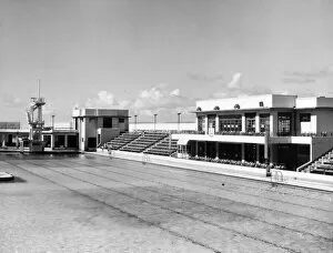 Images Dated 31st March 2011: Morecambe Lido