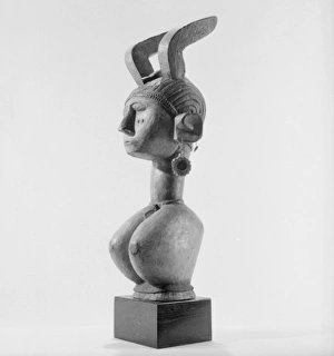 <b class=qtipBold><figcaption>A Mounted African Wooden carving</figcaption></b><br>A Mounted African Wooden carving. 1959<br><em>© The Colin Sherborne Collection/Mary Evans Picture Library</em> A Mounted African Wooden carving