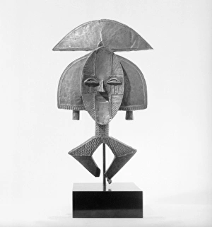 <b class=qtipBold><figcaption>A Mounted African Wooden carving</figcaption></b><br>A Mounted African Wooden carving. 1959<br><em>© The Colin Sherborne Collection/Mary Evans Picture Library</em> A Mounted African Wooden carving
