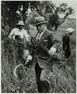 New Images August 2021 Prints: Benito Mussolini Harvesting Print 1933