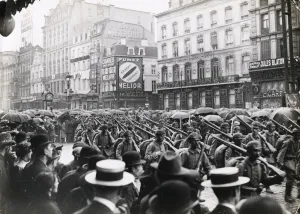 WWI: German soldiers in Brussels, large crowd Print