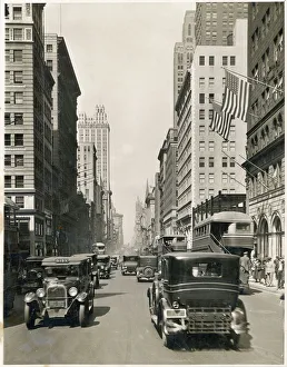 <b class=qtipBold><figcaption>New York/Street Scene</figcaption></b><br>New York: street scene with traffic and skyscrapers<br><em>© Mary Evans Picture Library</em> New York/Street Scene