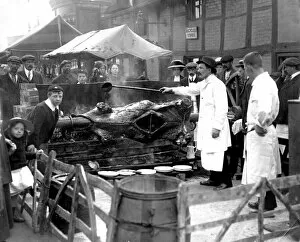Stratford upon Avon Collection: Ox roasting at Stratford-upon-Avon Mop Fair