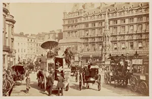 <b class=qtipBold><figcaption>Photo/Charing X Street</figcaption></b><br>A busy street scene outside Charing Cross station<br><em>© Mary Evans Picture Library</em> Photo/Charing X Street