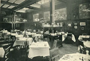 Photograph of what is described as a high-class restaurant in Britain during Photograph of what is described as a high-class restaurant in Britain during