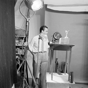 <b class=qtipBold><figcaption>Photographic studio setup</figcaption></b><br>Photographic studio setup for Rolls Royce stroboscopic photoshoot. 1959<br><em>© The Colin Sherborne Collection/Mary Evans Picture Library</em> Photographic studio setup