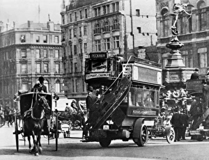 <b class=qtipBold><figcaption>Piccadilly Circus 1907</figcaption></b><br>A horse cab passes a motor bus by the statue of Eros in Piccadilly Circus, London.<br><em>© Mary Evans Picture Library</em> Piccadilly Circus 1907