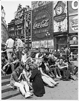 <b class=qtipBold><figcaption>Piccadilly Circus 1969</figcaption></b><br>Young people hang around the Eros statue in Piccadilly Circus<br><em>© Mary Evans Picture Library</em> Piccadilly Circus 1969